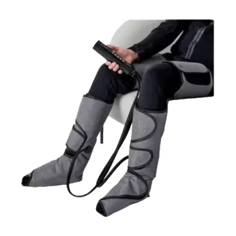 Bottes de compression réglables Decathlon portées avec leur télécommande, sur fond blanc