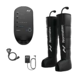 Bottes de pressothérapie Hyperice Normatec 3 avec leur boîtier sur fond blanc