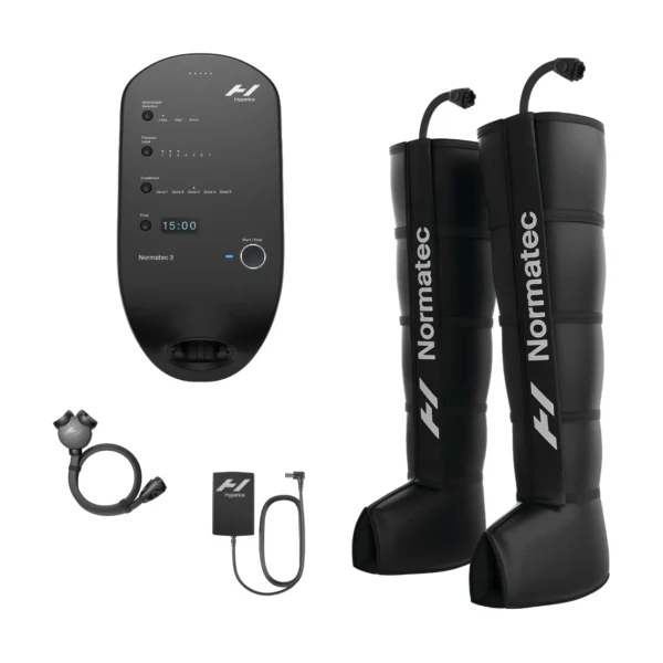 Bottes de pressothérapie Hyperice Normatec 3 avec leur boîtier sur fond blanc